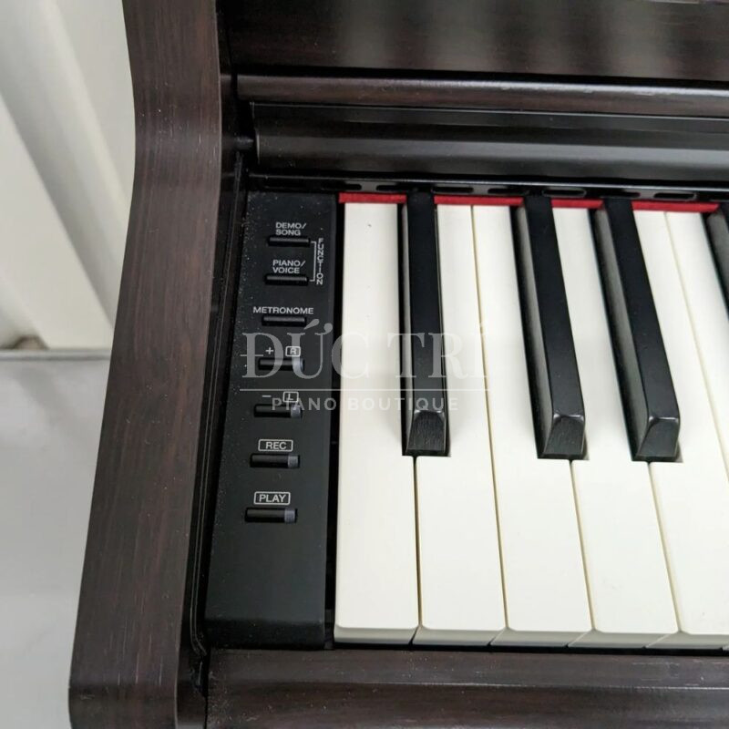 Bảng điều khiển trên Yamaha YDP-164
