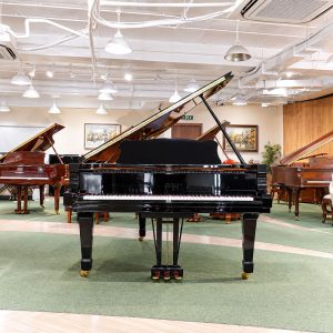 Phía trước của đàn Yamaha C7A