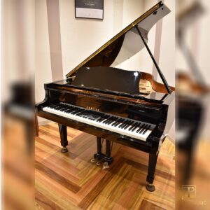 Đàn Piano Yamaha C3E - Cạnh phải