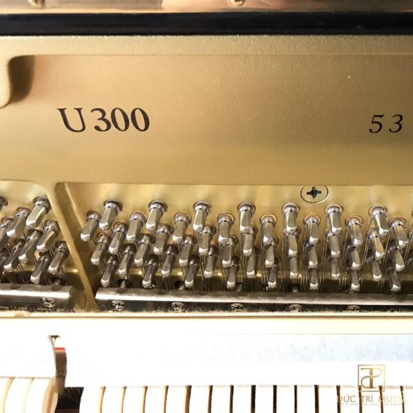 Đàn Piano Yamaha U300 - Model được in trên Soundboard