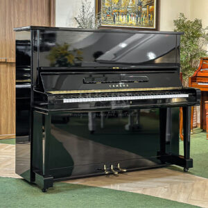 Yamaha U3G nổi bật với lớp sơn bóng Polished Ebony màu đen sang trọng