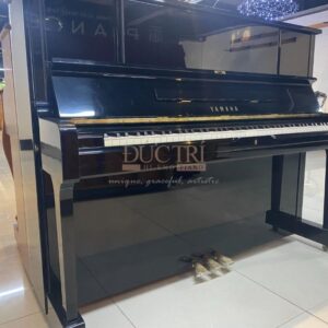 Hình ảnh góc cạnh của Đàn Piano Yamaha UX-1