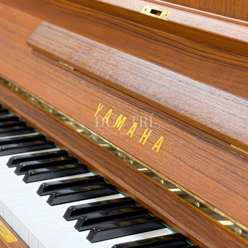 Logo Yamaha trên đàn Yamaha W107BT