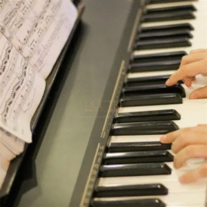 Logo và bàn phím chiếc đàn Yamaha U1F