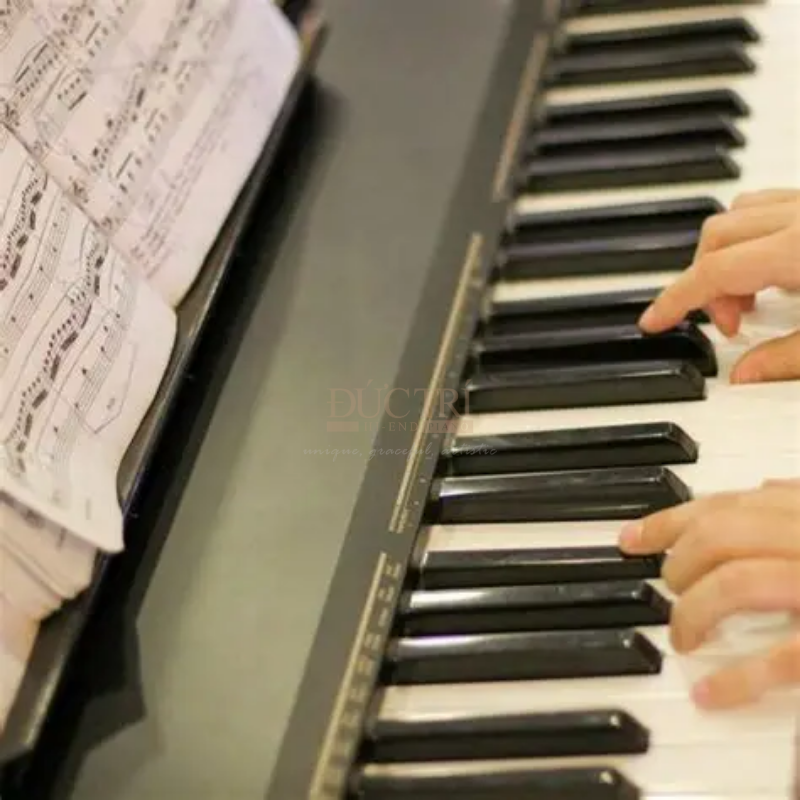 Logo và bàn phím chiếc đàn Yamaha U1F