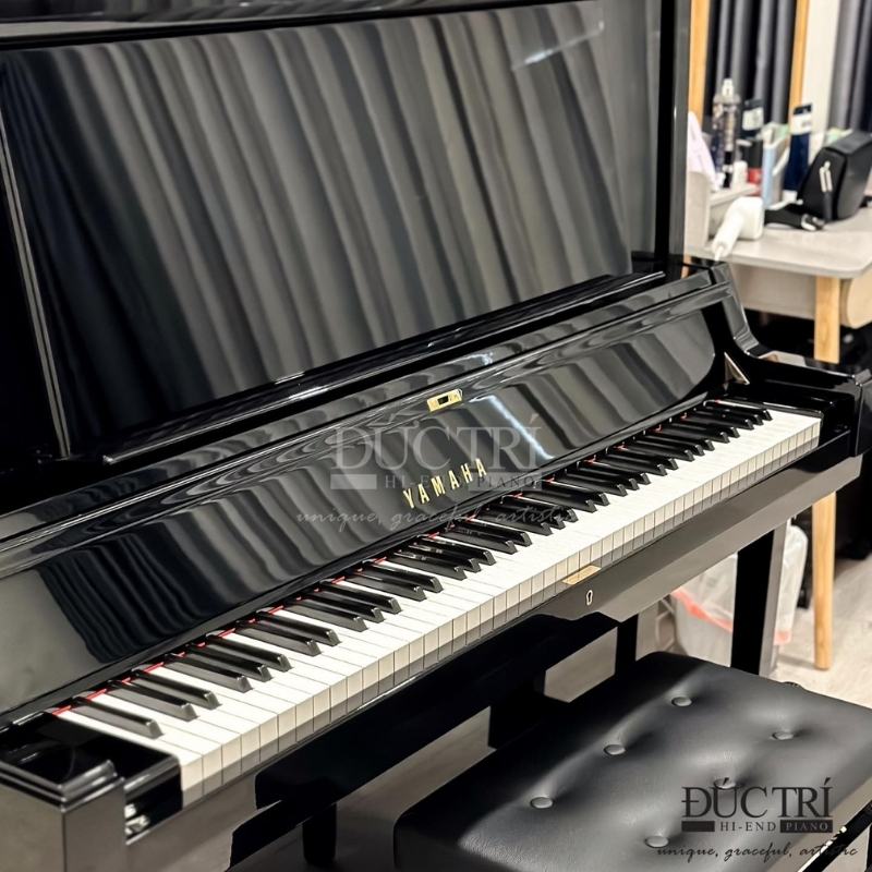 Phía trước đàn piano Yamaha YUS5