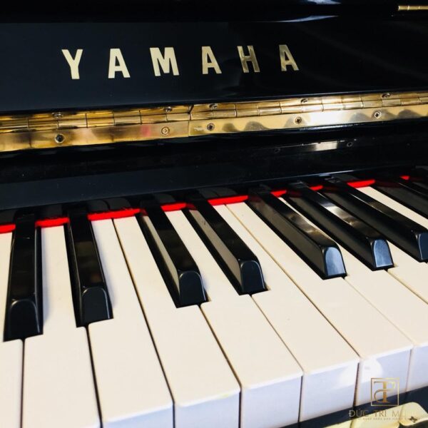 Đàn Piano Yamaha UX - Thương hiệu trên nắp phím