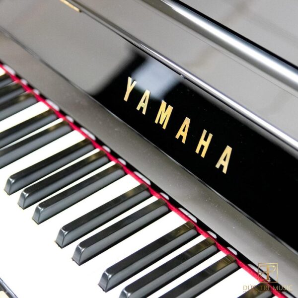 Đàn Piano Yamaha UX3 - Logo trên nắp phím