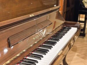 Logo đồng trên nắp Đàn Piano Wagner W3