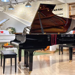 Màu đen bóng trên đàn Yamaha C7X