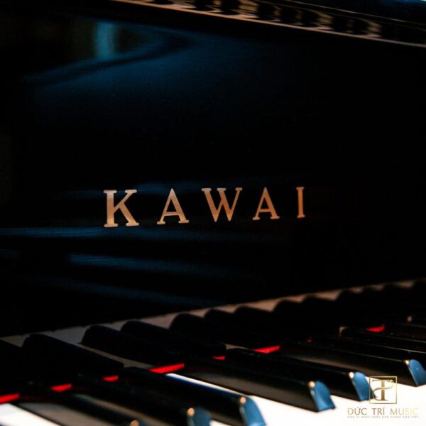 Đàn Piano Kawai US50 - Logo trên nắp phím