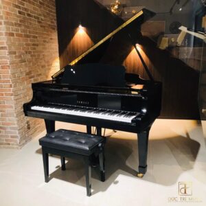 Đàn Piano Yamaha G2E - Cạnh phải phím đàn 2