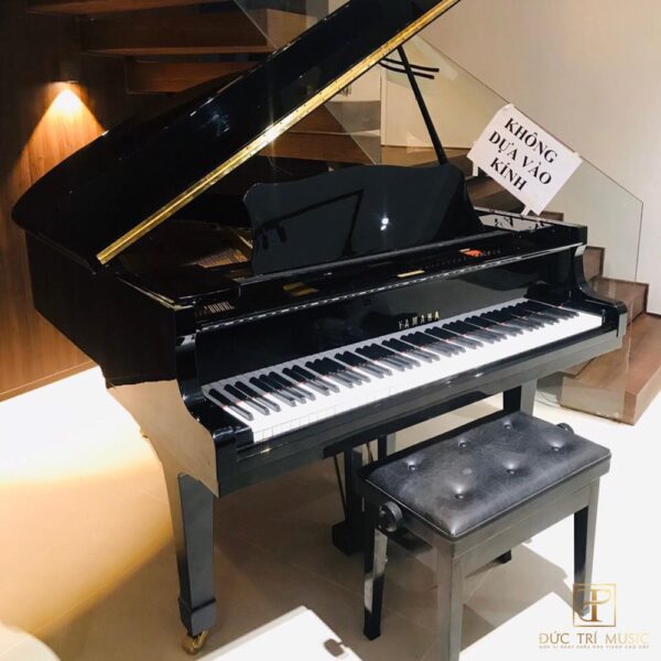Đàn Piano Yamaha G2E - Cạnh trái đàn