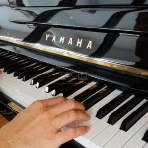 Logo và bàn phím chiếc đàn Yamaha U2E