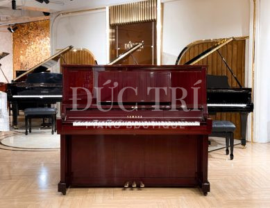 Phía trước đàn piano Yamaha W102BS