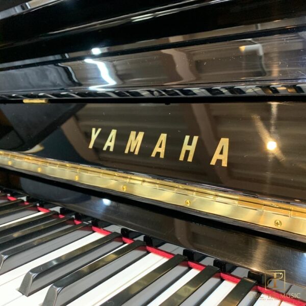Đàn Piano Yamaha MX101R - Thương hiệu trên nắp đàn