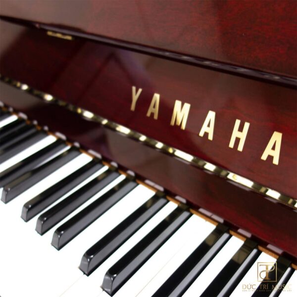 Đàn Piano Yamaha U30BiC - Logo trên nắp phím