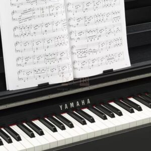 Logo và bàn phím chiếc đàn Yamaha CLP-795GP