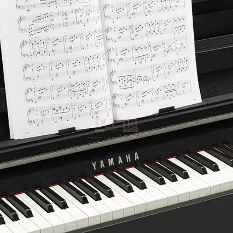 Logo và bàn phím chiếc đàn Yamaha CLP-795GP