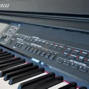 Logo và bàn phím chiếc đàn Yamaha CVP-701