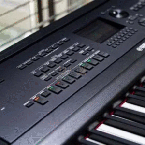 Logo và bàn phím chiếc đàn Yamaha DGX-670