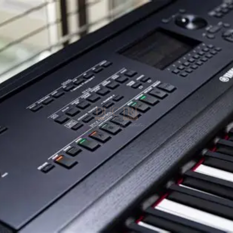 Logo và bàn phím chiếc đàn Yamaha DGX-670