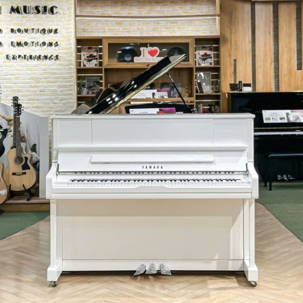 Phía trước của đàn Yamaha U1J PWHC