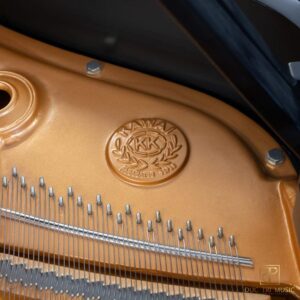Đàn Piano Kawai KG5C - Logo trên khung đàn