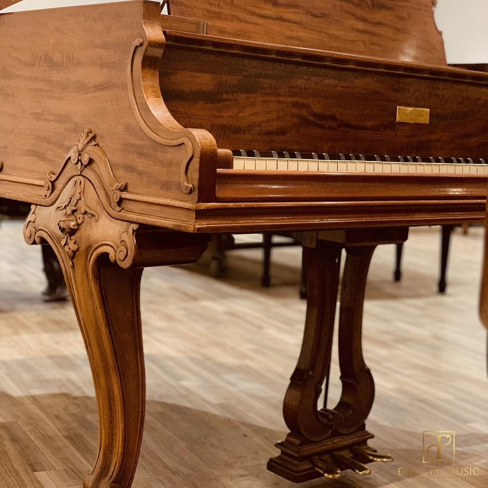 Đàn Piano Wm Knabe & Co Louis XV - Họa tiết bên trái bàn phím đàn