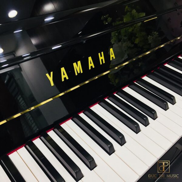 Đàn Piano Yamaha JU109 - Thương hiệu trên nắp phím