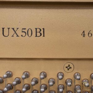 Đàn Yamaha UX50BL - Số Model được in trên Soundboard