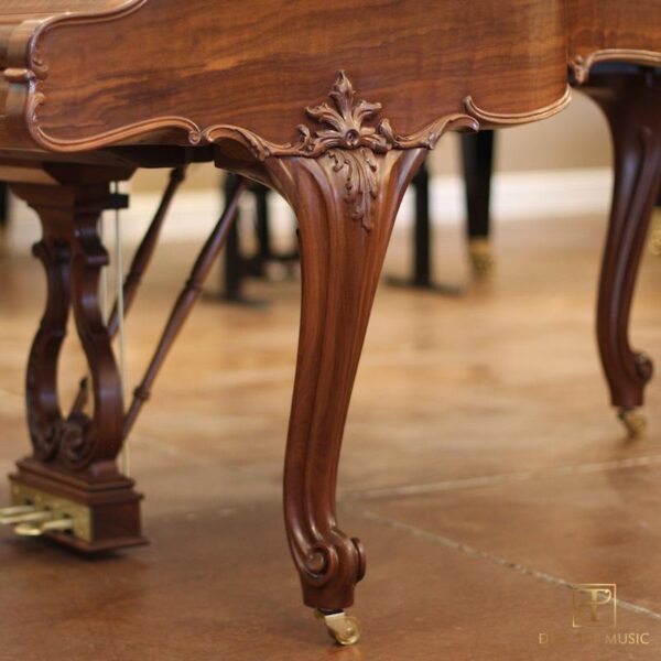 Đàn Piano Steinway & Sons Louis XV Model M - Họa tiết trên chân phải đàn
