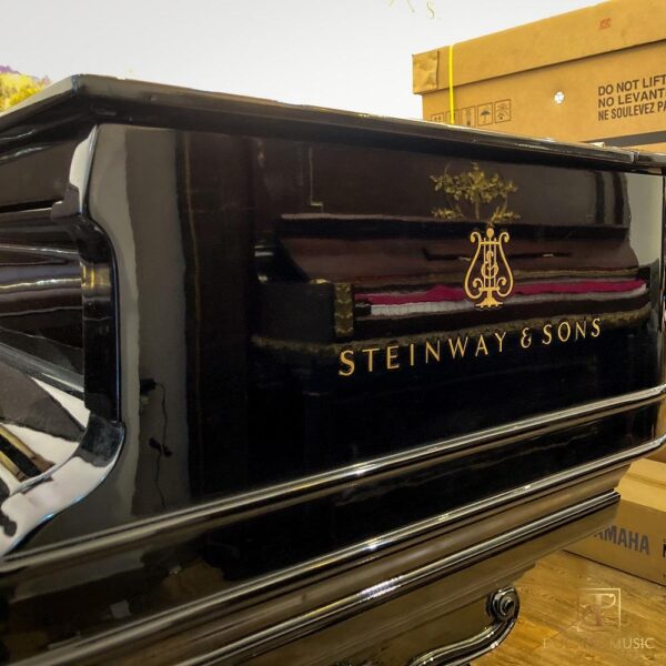 Đàn piano Steinway & Sons O 180 - Thương hiệu bên cạnh đàn