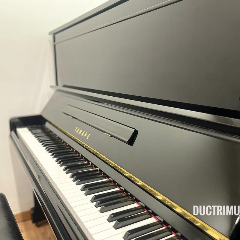 Bàn phím và logo của chiếc đàn piano Yamaha U1A