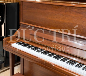 Logo và bàn phím của đàn piano Yamaha U3 WN