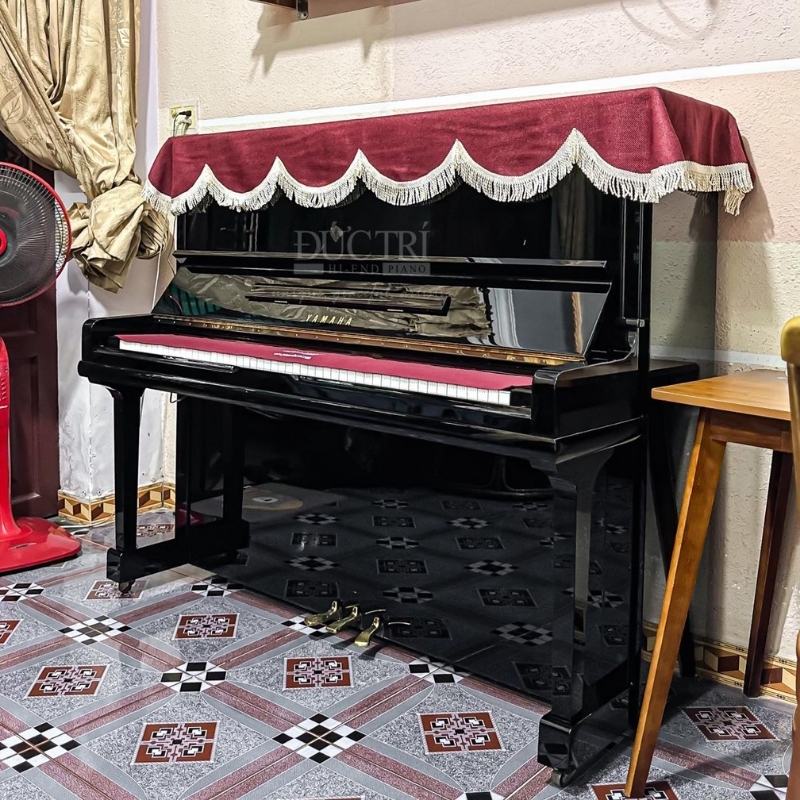 Phía trước đàn piano Yamaha U1A