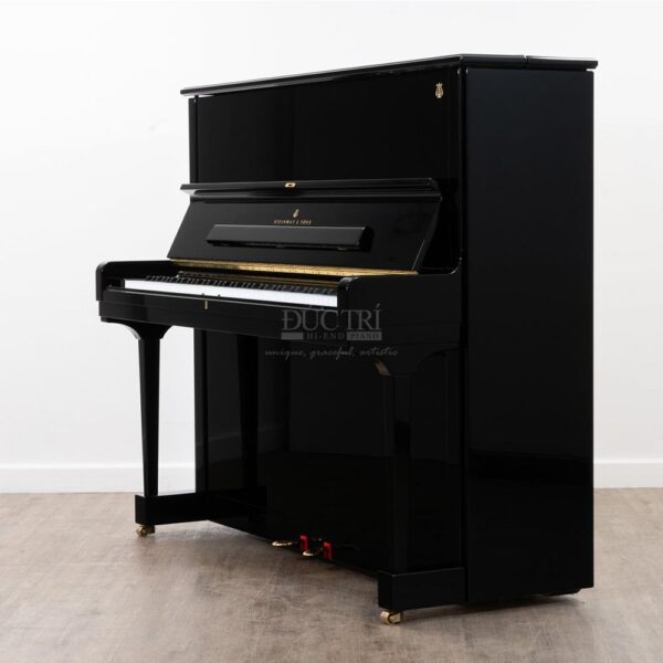 Đàn piano Steinway & Sons K-132 PE màu đen bóng