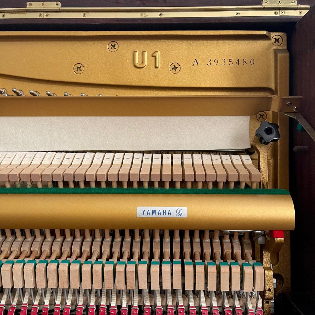 Soundboard Yamaha G2 làm từ gỗ vân sam nguyên tấm