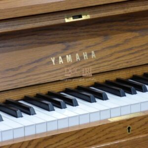 Logo và bàn phím chiếc đàn PianoYamaha W103