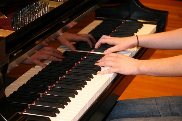 Đọc nốt nhạc piano bằng hai tay