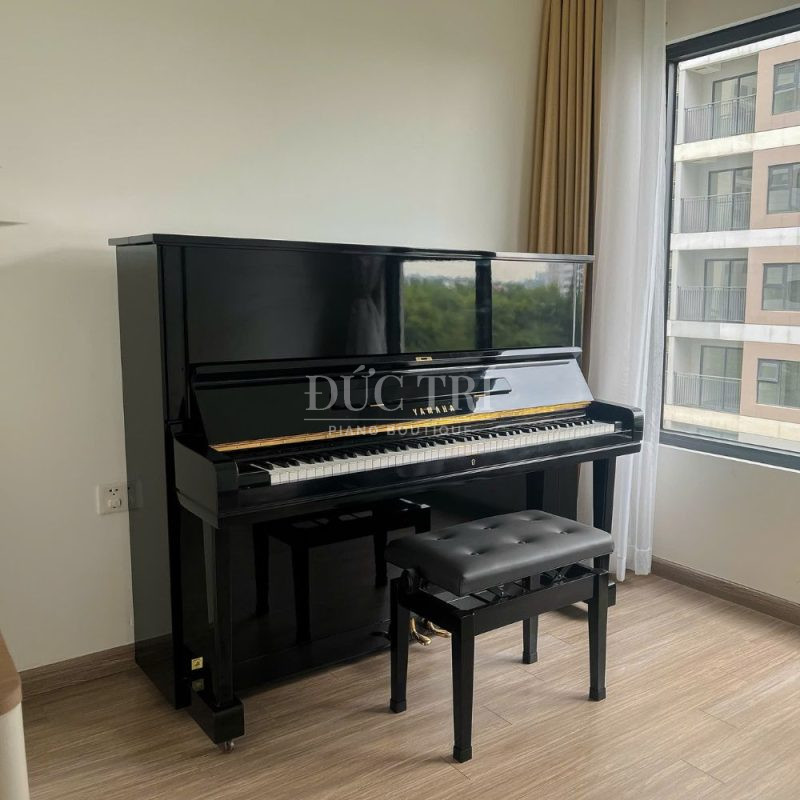 Chân đàn trên đàn Yamaha U3E
