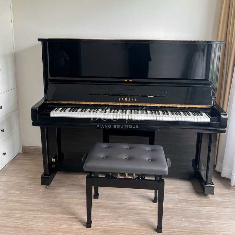Góc chính diện của đàn Yamaha U3E