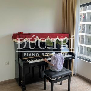 Khách hàng Thử đàn Yamaha U3E sau khi được bàn giao