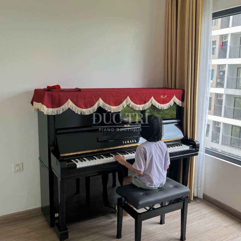 Khách hàng Thử đàn Yamaha U3E sau khi được bàn giao