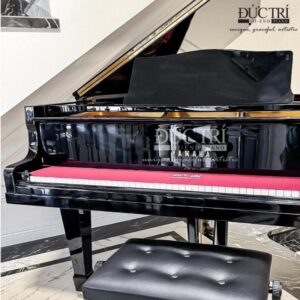 Logo và bàn phím của đàn piano Yamaha G2 màu đen