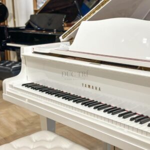 Logo và bàn phím của đàn piano Yamaha G2 màu trắng