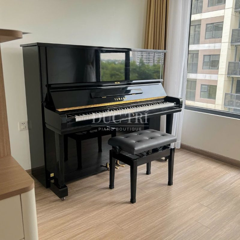Mặt bên đàn Yamaha U3E