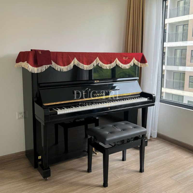 Mặt trước đàn Yamaha U3E