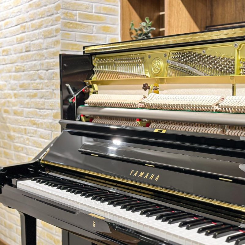 Phím đàn trên đàn Yamaha U3PE