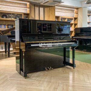 Yamaha U30BL kiểu dáng hiện đại phù hơp khống gian sống